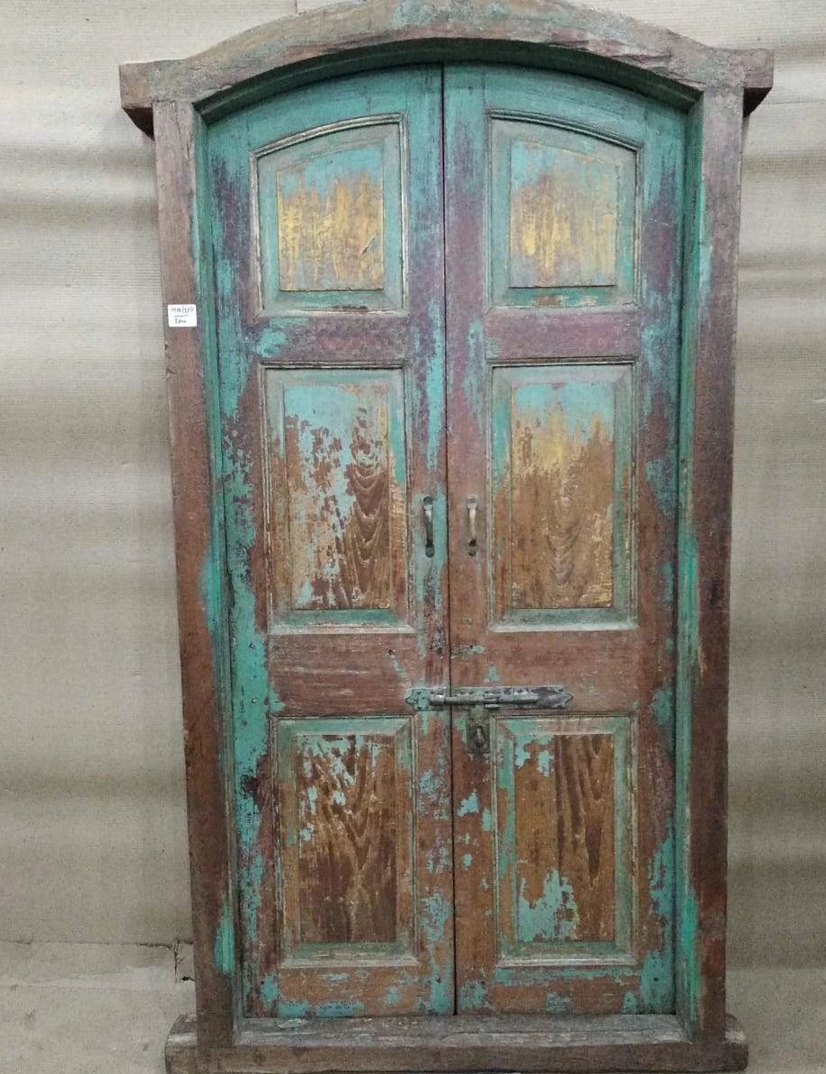 WOODEN DOOR