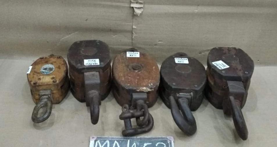 WOODEN PULLY