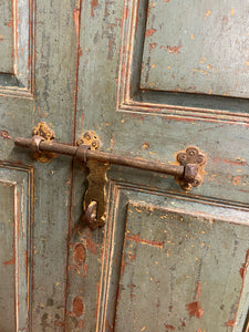 WOODEN DOOR